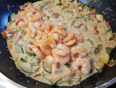 Kızartma tavasında farklı sebzeler var.