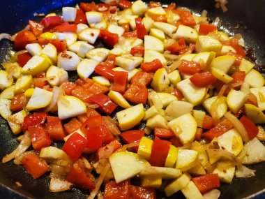 Kızartma tavasında farklı sebzeler var.