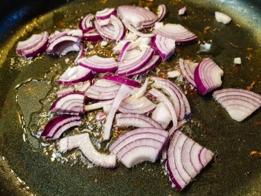 Kızartma tavasında farklı sebzeler var.