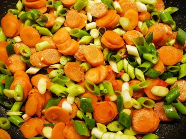 Kızartma tavasında farklı sebzeler var.