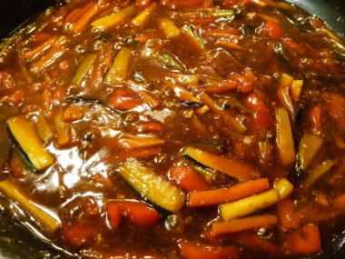 Kızartma tavasında farklı sebzeler var.