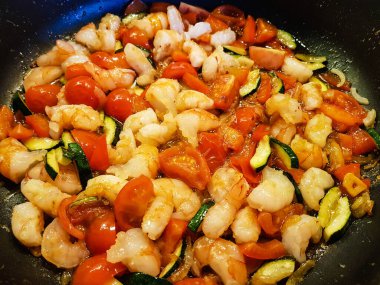 Kızartma tavasında farklı sebzeler var.