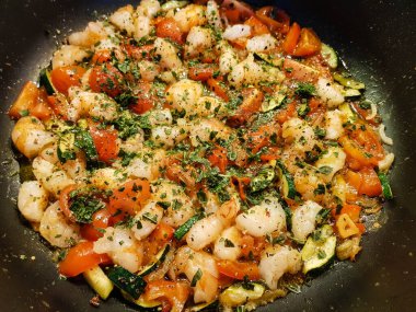 Kızartma tavasında farklı sebzeler var.