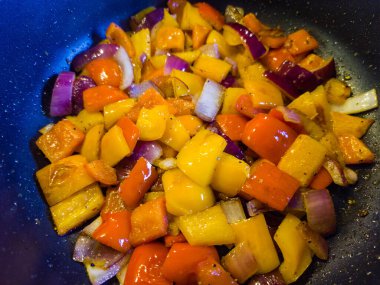 Kızartma tavasında farklı sebzeler var.