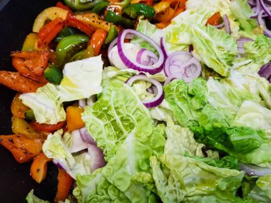 Kızartma tavasında farklı sebzeler var.