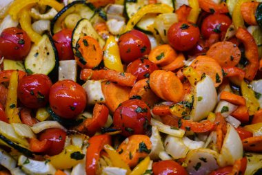 Kızartma tavasında farklı sebzeler var.