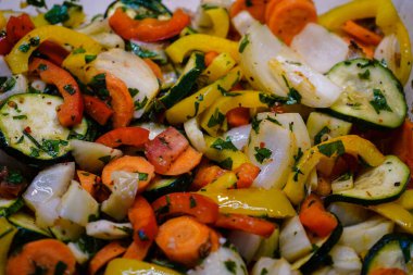 Kızartma tavasında farklı sebzeler var.