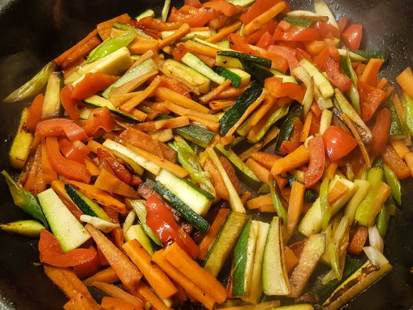 Kızartma tavasında farklı sebzeler var.