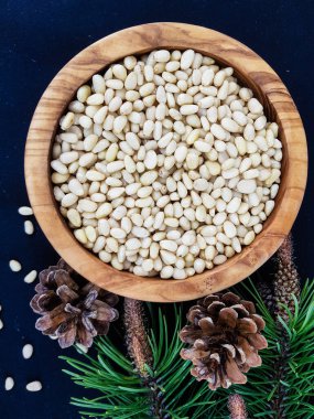 Sedir konileri ve zeytin ağacında fındıklar