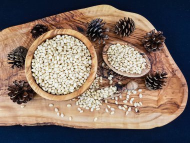 Sedir konileri ve zeytin ağacında fındıklar