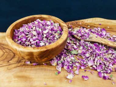 Zeytin ağacında kurumuş gül yaprakları.