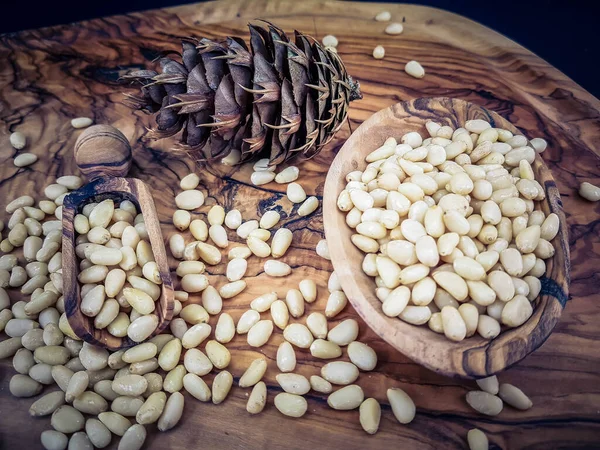 Sedir konileri ve zeytin ağacında fındıklar