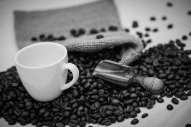 Kavrulmuş kahve çekirdekleri ve eski bir kahve öğütücüsü.