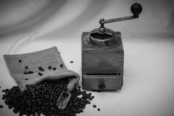 烤咖啡豆和老式咖啡研磨机 — 图库照片