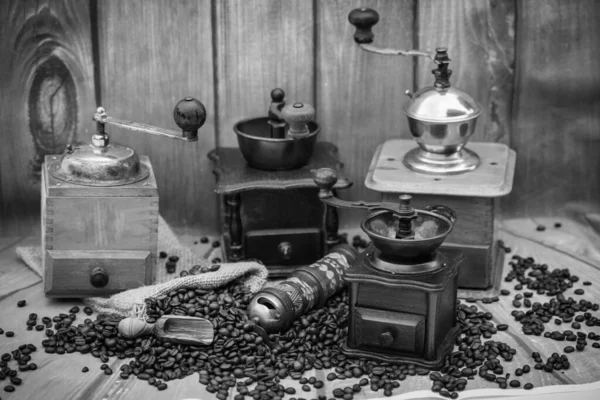 Geröstete Kaffeebohnen Und Eine Alte Kaffeemühle — Stockfoto