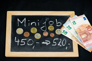 Temmuz 2022 'den itibaren yarı zamanlı çalışanların vergisiz brüt maaşları 450 avrodan 520 avroya yükselecek. 