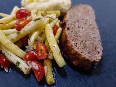 Geleneksel Alman usulü sebzeli köfte.