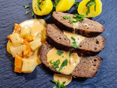 Geleneksel Alman usulü sebzeli köfte.