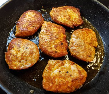 Kızarmış tavuk göğsü fileto ve baharat.