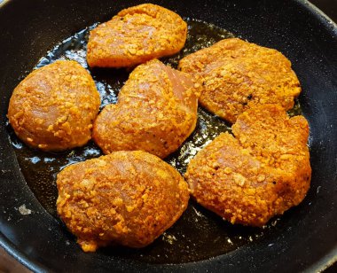 Kızarmış tavuk göğsü fileto ve baharat.