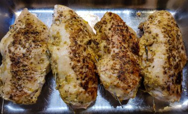 Kızarmış tavuk göğsü fileto ve baharat.