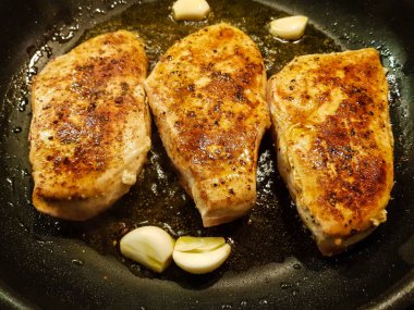 Kızarmış tavuk göğsü fileto ve baharat.