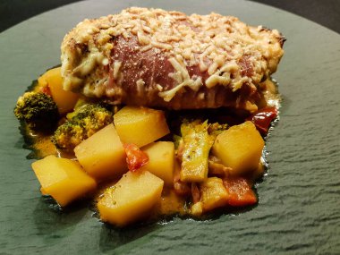 Kızarmış tavuk göğsü fileto ve baharat.