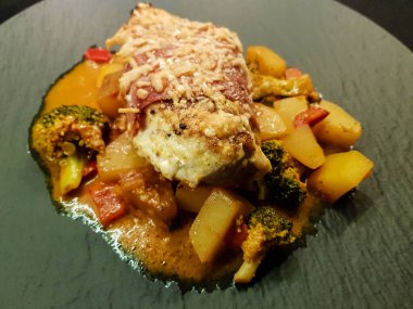 Kızarmış tavuk göğsü fileto ve baharat.