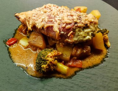 Kızarmış tavuk göğsü fileto ve baharat.