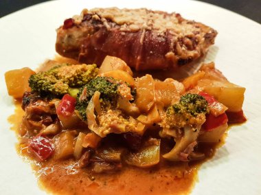 Kızarmış tavuk göğsü fileto ve baharat.