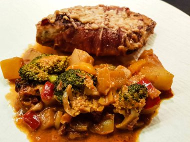 Kızarmış tavuk göğsü fileto ve baharat.