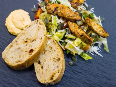 Kızarmış tavuk göğsü fileto ve baharat.