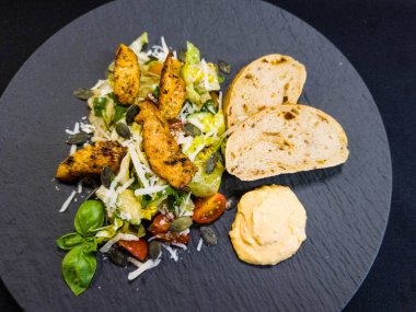 Kızarmış tavuk göğsü fileto ve baharat.