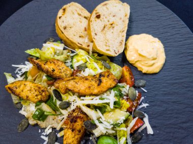 Kızarmış tavuk göğsü fileto ve baharat.