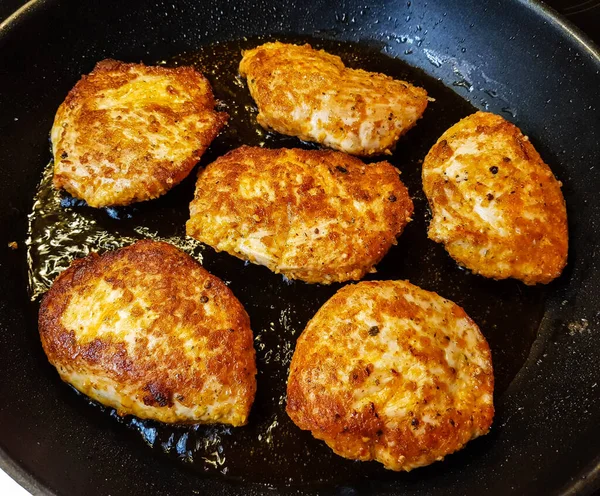 Gebratenes Hühnerbrustfilet Mit Kräutern Und Gewürzen — Stockfoto