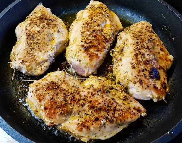 Gebratenes Hühnerbrustfilet Mit Kräutern Und Gewürzen — Stockfoto