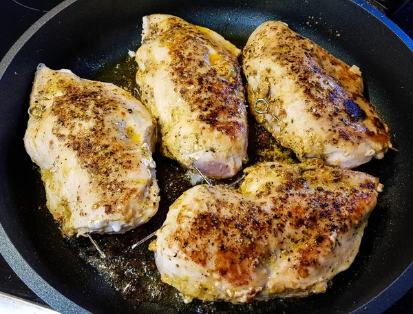 Gebratenes Hühnerbrustfilet Mit Kräutern Und Gewürzen — Stockfoto