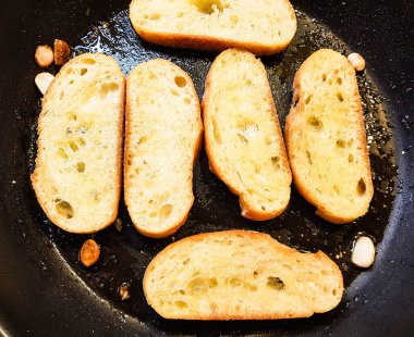 Taze malzemeli ev yapımı ekmek.