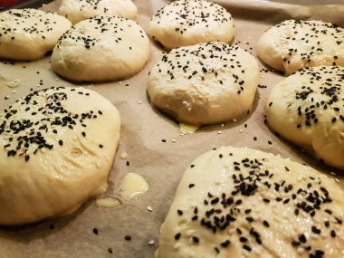 Taze malzemeli ev yapımı ekmek.