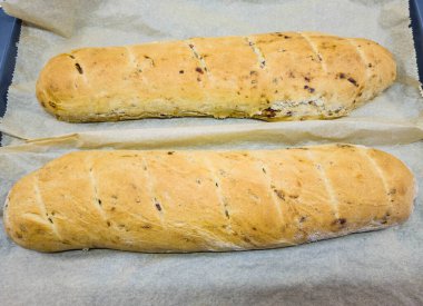 Taze malzemeli ev yapımı ekmek.