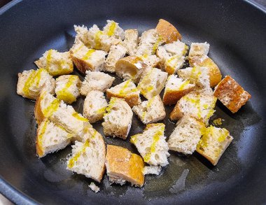 Taze malzemeli ev yapımı ekmek.