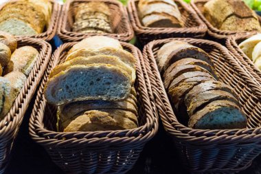 Taze malzemeli ev yapımı ekmek.