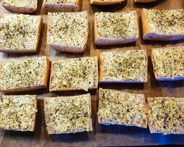 Pão Caseiro Com Ingredientes Frescos — Fotografia de Stock