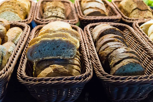 Taze malzemeli ev yapımı ekmek.