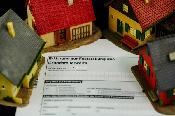 Temmuz 2022 'den itibaren, ev ya da mülk sahibi olan her Alman emlak vergisi değerini belirlemek için vergi dairesine beyan etmek zorundadır.