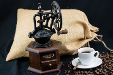 Taze kavrulmuş kahverengi kahve çekirdeği.