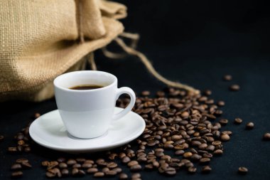 Taze kavrulmuş kahverengi kahve çekirdeği.
