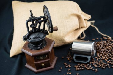 Taze kavrulmuş kahverengi kahve çekirdeği.