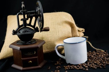 Taze kavrulmuş kahverengi kahve çekirdeği.