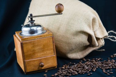 Taze kavrulmuş kahverengi kahve çekirdeği.